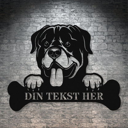 Unik rottweiler metalskilt i sort med personlig tekst. Hundeejer navneskilt gaveidé