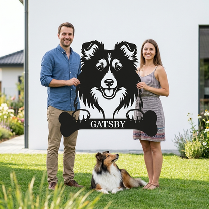 Sjov shetland sheepdog navneskilt med personlig tekst. Unik metalskilt til hundeejeren
