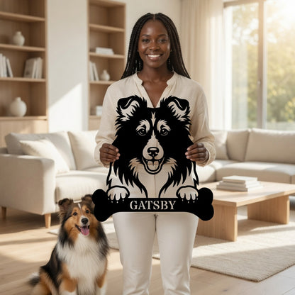 Sjov shetland sheepdog navneskilt med personlig tekst. Unik metalskilt til hundeejeren