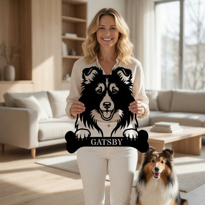 Sjov shetland sheepdog navneskilt med personlig tekst. Unik metalskilt til hundeejeren