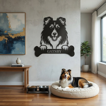Sjov shetland sheepdog navneskilt med personlig tekst. Unik metalskilt til hundeejeren