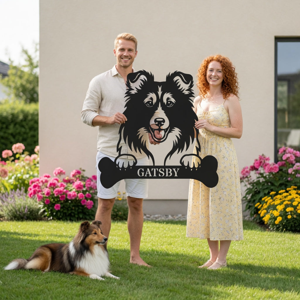 Sjov shetland sheepdog navneskilt med personlig tekst. Unik metalskilt til hundeejeren