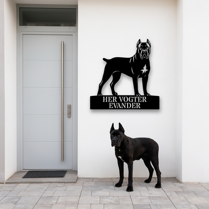 Her vogter jeg. Personlig Cane Corso metal navneskilt